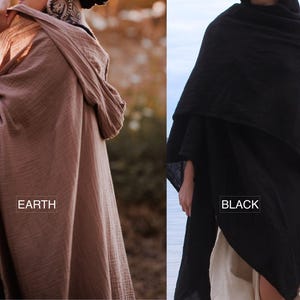 Pu&ograve; includere: Due avvolgimenti in cotone con cappuccio, uno di colore marrone chiaro con l'etichetta "EARTH" e l'altro di colore nero con l'etichetta "BLACK".