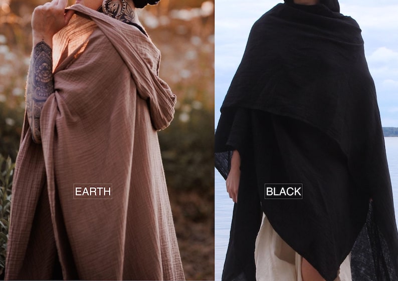 Pu&ograve; includere: Due avvolgimenti in cotone con cappuccio, uno di colore marrone chiaro con l'etichetta "EARTH" e l'altro di colore nero con l'etichetta "BLACK".