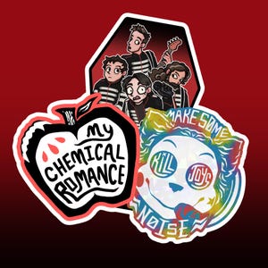 Puede incluir: Un conjunto de pegatinas con la banda My Chemical Romance. Una pegatina es una manzana con el nombre de la banda, otra tiene a los miembros de la banda y la tercera dice "Make Some Noise" con un diseño de león colorido.