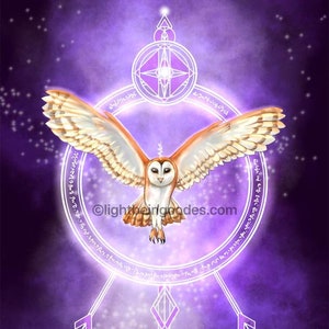 Pode incluir: Uma coruja-branca de celeiro com marcas marrons voa através de um símbolo geométrico roxo e branco brilhante. O símbolo é cercado por um círculo de texto.