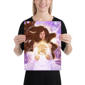 Puede incluir: Una mujer con cabello largo y castaño sostiene un orbe brillante en sus manos. Está rodeada por una nebulosa púrpura y blanca con estrellas y patrones en espiral.
