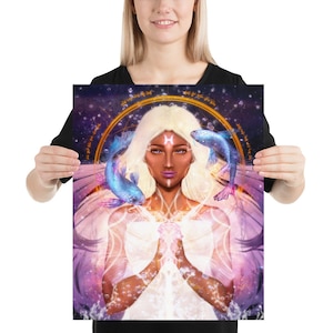 Puede incluir: Una impresión de arte digital que presenta a una mujer con cabello blanco y un símbolo del zodíaco de Piscis en la frente. Está rodeada de un fondo de galaxia púrpura y azul con dos peces nadando a su alrededor. La impresión tiene un círculo dorado alrededor de la mujer y los peces.