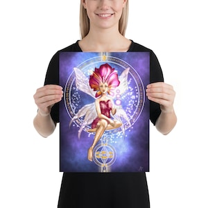 Puede incluir: Una ilustración digital de un hada con alas de flores rosas sentada en un círculo brillante sobre un fondo morado y azul.