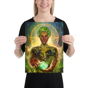 Puede incluir: Una pintura digital de una persona con cabello y piel verdes, rodeada de hojas y enredaderas. La persona sostiene un pequeño orbe brillante en su mano. El fondo es verde oscuro y azul con estrellas.