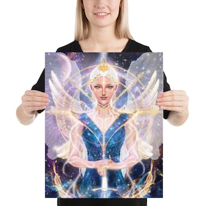 Può includere: Un dipinto digitale di una donna con capelli bianchi e una corona dorata, vestita con un abito blu e oro e che tiene una spada. È circondata da un'aureola luminosa e stelle.