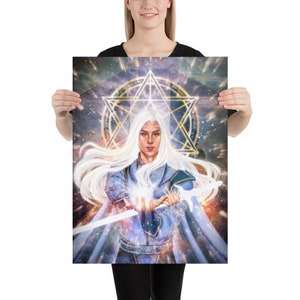 Op de afbeelding: Een fantasie-kunstprint met een persoon met lang wit haar die een gloeiend zwaard vasthoudt. De persoon draagt een blauwe en zilveren outfit en is omringd door een gouden stervormig symbool.