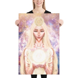 以下が含まれることがあります： 長い金髪の女性が白いドレスを着て、金の冠をかぶっているデジタルペイントです。彼女は光る球体を手に持っています。背景は星と星雲の銀河です。