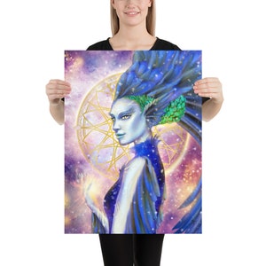 Op de afbeelding: Een digitale schildering van een vrouw met blauwe huid, lang blauw haar en groene veren. Ze draagt een blauwe en gouden jurk en houdt een gloeiende bol in haar hand. De achtergrond is een sterrenstelsel met sterren en nevels.