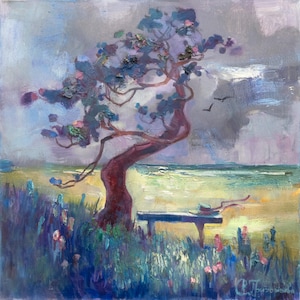 Può includere: Dipinto impressionista di un albero con tronco rosso e fogliame blu-verde, ambientato su un cielo nuvoloso e un paesaggio marino. Una panchina e un cappello poggiano sotto l'albero, con fiori selvatici in primo piano.