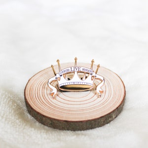 SIX Enamel Pin, SIX : The Musical Inspired, Ex Wives, Crown, Divorcé, Décapité, Live, Enamel Pin, Broadway, Theatre, Theatre Kid,