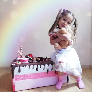 26 "Gigantyczna sztuczna rzeźba z ciasta, duże słodycze, sztuczna dekoracja ciasta, gigantyczna witryna na ciasto, pomysł na dekorację okna piekarni