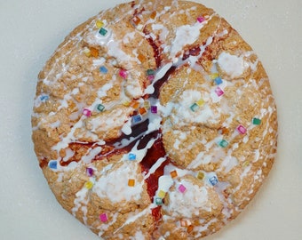 18 ""Riesen Keks-Wandskulptur, Bäckerei-Design, Riesen-Dessert Fake-Food-Kunst."