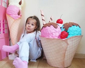 Riesige künstliche Eistüte: 32-Zoll-Dessert, Schaufensterdekor