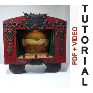 Könnte beinhalten: Ein rotes und goldenes Puppentheater auf Rädern, mit kunstvollen Schnörkeln und einer Bühne mit grünen Vorhängen. Die Worte "PUPPET THEATER" sind auf der Kulisse zu sehen. Der Text "PDF + VIDEO" und "TUTORIAL" befinden sich auf der rechten Seite.
