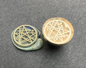 Der Necronomicon Siegelwachsstempel in tiefgravierter Version