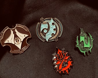 Przypinka z symbolem protossów ze StarCraft 2 inspirowana logo protossów ze StarCraft 2