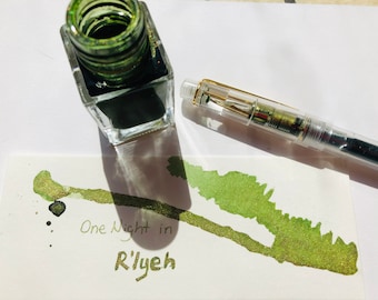 One Night in R’lyeh, encre verte chatoyante (encre métallique) insprée par Cthulhu Mythos