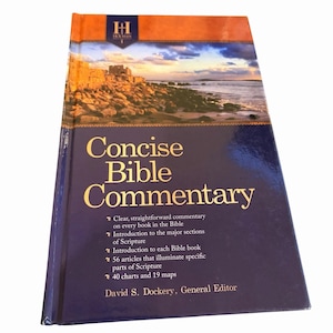 Może przedstawiać: Twarda oprawa książki zatytułowana "Concise Bible Commentary" z ciemnoniebieską okładką i złotymi literami. Na górze książki znajduje się obraz krajobrazu. Książka zawiera komentarze, wstępy, artykuły, wykresy i mapy.