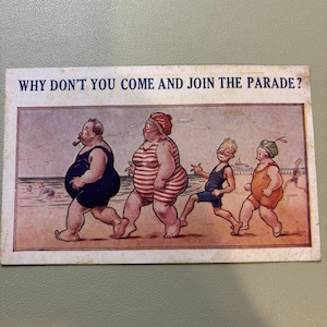 Peut inclure: Carte postale vintage avec une illustration de quatre personnes en maillot de bain marchant sur une plage. Le texte "WHY DON'T YOU COME AND JOIN THE PARADE?" est en haut. Les personnages ont des traits exagérés.