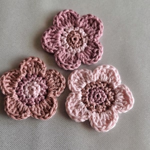 Aufnäher Blumen aus Baumwolle gehäkelt   Häkelapplikation Blüten für Näh- oder Stricksachen  Blumen zum Aufnähen oder Kartengestaltung