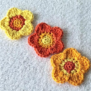 Blumen Applikation bunt aus Baumwolle gehäkelt  Blüten zum Aufnähen    Basteln gehäkelte bunte Aufnäher  Kinderkleidung  Kartengestaltung