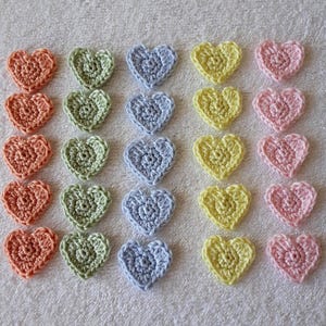 Herz Applikation aus Baumwolle gehäkelt   Aufnäher pastellfarben  gehäkelte Applikation für Näh- oder Strickobjekte  Herz zum Karten basteln