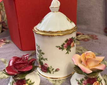 Prachtige cadeauset; Vintage 'Royal Albert', "Old Country Roses" Cruet~Set in uitstekende staat. Zout-, peper- en mosterdpotje met lepel. VGC.