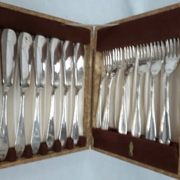 Vintage “James Ryals Ltd” Complete, EPNS, Fish Cutlery Set. Original presentation box.