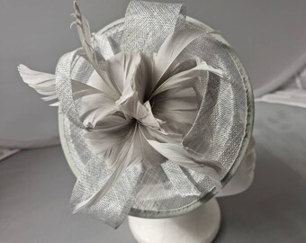 Neuer Hellgrauer Fascinator Hatinator mit Band & Clip HochzeitEn Rennen, Ascot, Kentucky Derby, Melbourne Cup