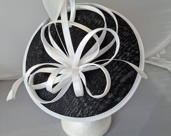 Bibis Hatinator rond noir et blanc avec bague et clip pour mariages Races, Ascot, Kentucky Derby, Melbourne Cup