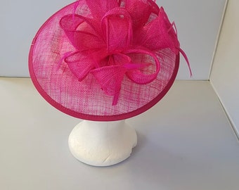 Nouveau Hatinator rond de couleur rose vif avec bandes et clips, courses de mariage, Ascot, Kentucky Derby, Melbourne Cup