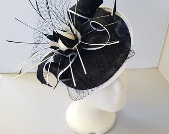 Neuer schwarz-weißer Fascinator Hatinator mit Band und Clip. Hochzeiten, Rennen, Ascot, Kentucky Derby, Melbourne Cup