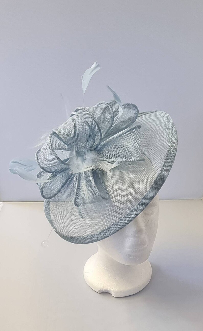 Neue blassblaue, hellblaue Farbe atemberaubende Fascinator Hatinator Sinamay für Hochzeitshut auf Stirnband.Tea Party, Royal Ascot Bild 2