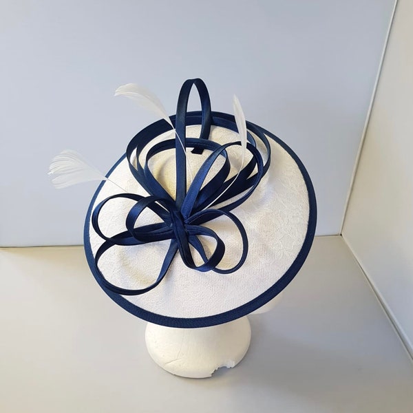 Bibis Hatinator rond blanc et bleu marine avec bague et clip pour mariages, courses, Ascot, Kentucky Derby, Melbourne Cup