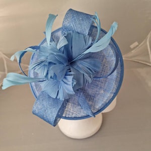 Nuovo splendido cappello da sposa in sinamay con clip e cerchietto, di colore azzurro cielo, per feste da tè, Royal Ascot