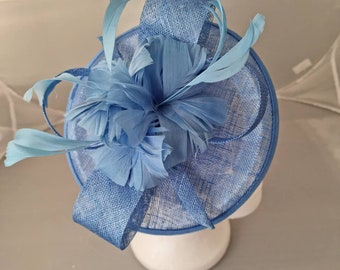 Nuevo tocado impresionante de color azul cielo, sombrero de boda Sinamay con clip y diadema. Fiesta del té, Royal Ascot