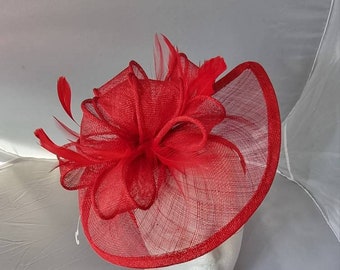 Nuevo tocado rojo impresionante Hatinator Sinamay para sombrero de boda en la diadema. Fiesta del té, Royal Ascot