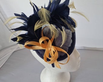 New Navy Blau Mit Gelbe Feder Runder Fascinator Hatinator mit Band & Clip Hochzeiten Rennen, Ascot, Kentucky Derby, Melbourne Cup