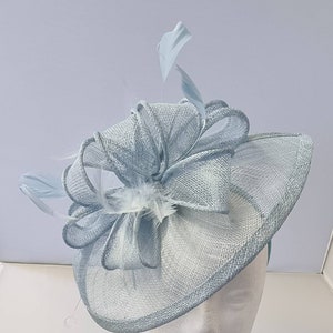 Superbe bibi Hatinator Sinamay bleu pâle et bleu clair pour chapeau de mariage sur le bandeau. Tea Party, Royal Ascot image 3