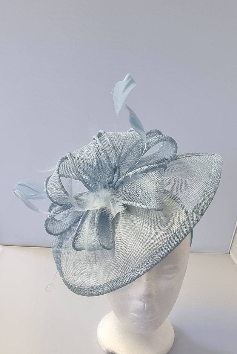 Superbe bibi Hatinator Sinamay bleu pâle et bleu clair pour chapeau de mariage sur le bandeau. Tea Party, Royal Ascot image 3