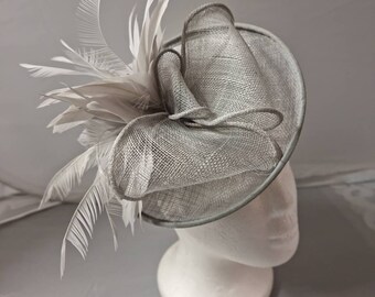 Bibis Hatinator gris clair avec serre-tête et clip Mariages Courses, Ascot, Kentucky Derby, Melbourne Cup