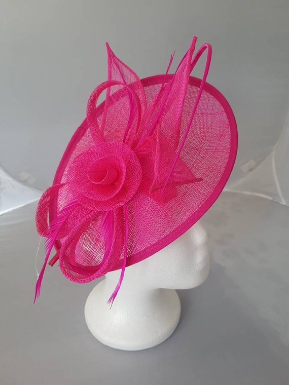 Hot Pink Fascinator Hatinator mit Band 