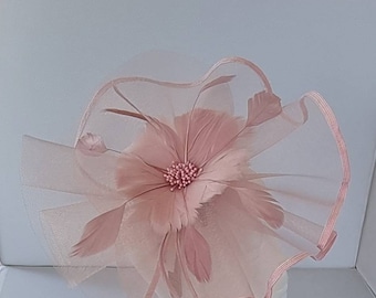 New Pale Pink Color Fascinator Hatinator avec Band & Clip Weddings Races, Ascot, Kentucky Derby, Melbourne Cup