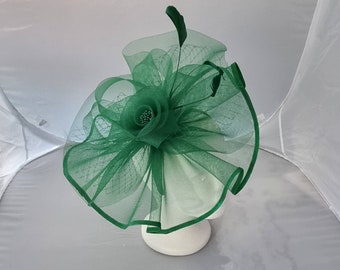 Nouvelle couleur verte Fascinator Hatinator avec bandes et clips Courses de mariages, Ascot, Kentucky Derby, Melbourne Cup