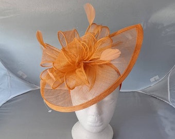 Nouveau magnifique bibi Hatinator Sinamay de couleur orange pour chapeau de mariage sur le bandeau. Tea Party, Royal Ascot