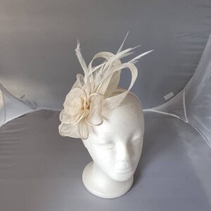 Neue Creme Farbe Fascinator Hatinator mit Band & Clip Hochzeiten Rassen, Ascot, Kentucky Derby, Bordeaux Cup Kleine Größe Bild 3