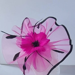 Nieuw fuchsia en zwarte kleur tovenaar hatinator met band en clip bruiloften races, ascot, Kentucky Derby, Melbourne Cup
