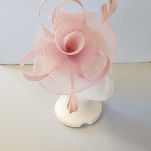 Nouveau fascinator hatinator rose pâle, rose clair avec bracelet et clip pour mariages, courses, Ascot, Kentucky Derby, Melbourne Cup Petite taille image 1