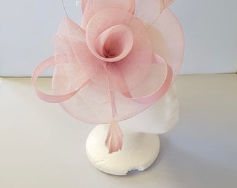 Nuevo tocado de color rosa pálido y rosa claro con banda y clip para bodas, carreras, Ascot, Kentucky Derby, Melbourne Cup - tamaño pequeño