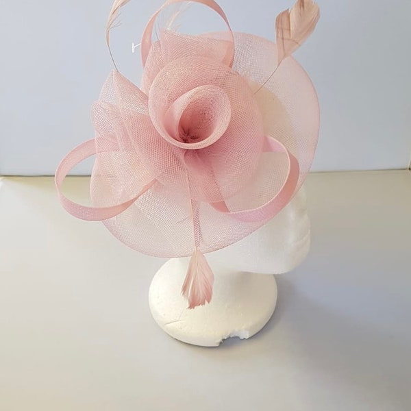 Nouveau fascinator hatinator rose pâle, rose clair avec bracelet et clip pour mariages, courses, Ascot, Kentucky Derby, Melbourne Cup - Petite taille